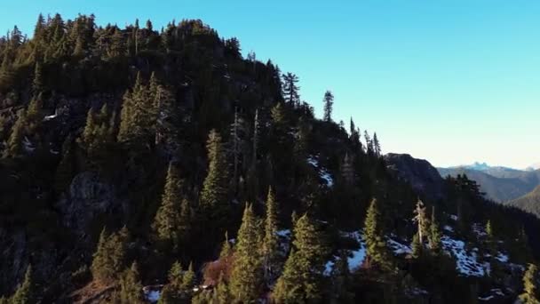 落基山脉的山顶上覆盖着白雪 夕阳西下空中 加拿大不列颠哥伦比亚省 — 图库视频影像