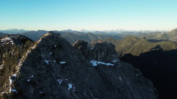 Montagna Rocciosa Coperta Neve Tramonto Soleggiato Aereo British Columbia Canada — Video Stock
