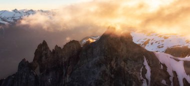 Kanada Dağ manzarası. Hava Panoramik Manzarası. Güneşli Günbatımı. Squamish, British Columbia, Kanada.