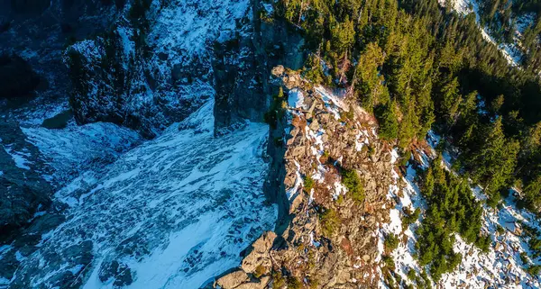 Rocky Mountain Piek Bedekt Met Sneeuw Zonnige Zonsondergang Luchtfoto Brits — Stockfoto