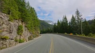 Ağaçlar ve Dağlarla çevrili Manzaralı Yol. Vancouver Adası, BC Kanada. Sonbahar sezonu. Yüksek kalite 4k görüntü