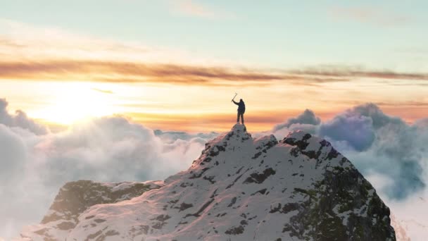 Hombre Aventura Cima Rocky Mountain Cliff Aerial Canadian Mountain Landscape — Vídeo de stock