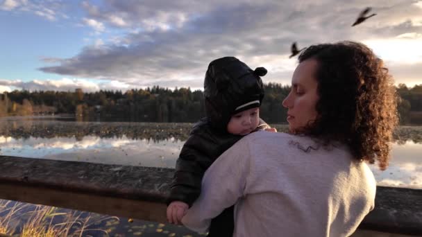Matka Małym Chłopcem Nad Jeziorem Deer Burnaby Kanada Sunny Sunset — Wideo stockowe