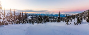Kanada Dağ Manzarası 'nda kış manzarası. Renkli Gündoğumu. Garibaldi, Whistler, BC, Kanada.
