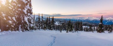 Kanada Dağ Manzarası 'nda kış manzarası. Renkli Gündoğumu. Garibaldi, Whistler, BC, Kanada.