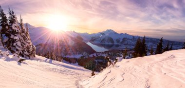 Kanada Dağ Manzarası 'nda kış manzarası. Renkli Gündoğumu Gökyüzü Sanatı Sunucusu. Garibaldi, Whistler, BC, Kanada.