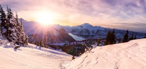 Kanada Dağ Manzarası 'nda kış manzarası. Renkli Gündoğumu Gökyüzü Sanatı Sunucusu. Garibaldi, Whistler, BC, Kanada.