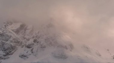 Karla kaplı dağ tepeleri Kanada doğasında. Kış mevsimi. Dramatik Bulutlu Gün Batımı. BC, Kanada. Yüksek kalite 4k görüntü