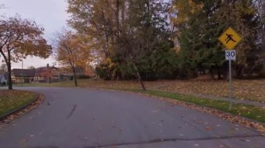 Banliyö Mahallesi, Sunset Yolu. Sonbahar sezonu. Burnaby, BC Kanada. Ağır çekim. Yüksek kalite 4k görüntü