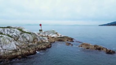 Batı kıyısındaki Rocky Adası, Pasifik Okyanusu. Bulutlu Sonbahar sezonu. Batı Vancouver, BC Kanada. Yüksek kalite 4k görüntü