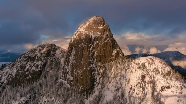 Rocky Mountain Pico Coberto Neve Dramático Pôr Sol Nublado Aéreo — Vídeo de Stock