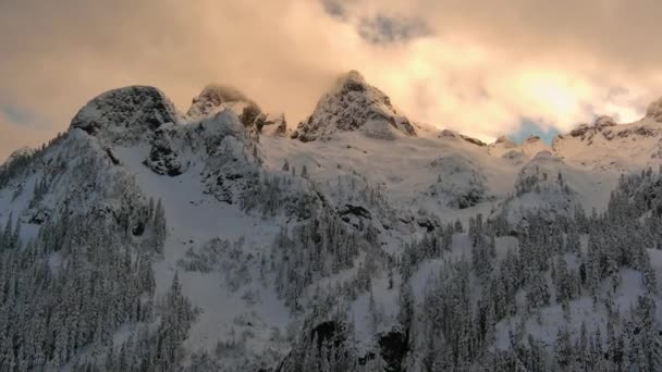 Picos Montaña Cubiertos Nieve Fresca Paisaje Canadiense Nublado Invierno Atardecer — Vídeos de Stock