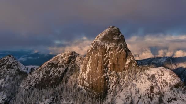 Terreno Montanhoso Dramático Pico Montanha Neve Pôr Sol Inverno Nublado — Vídeo de Stock
