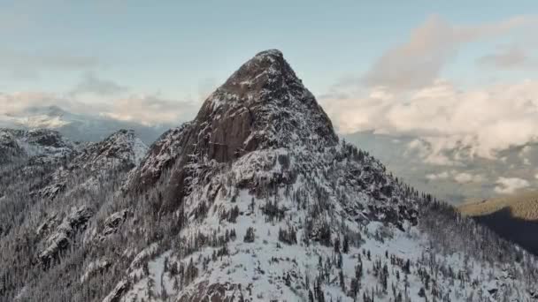 Sziklás Hegycsúcsot Borítja Drámai Felhős Naplemente Légi Brit Columbia Kanada — Stock videók