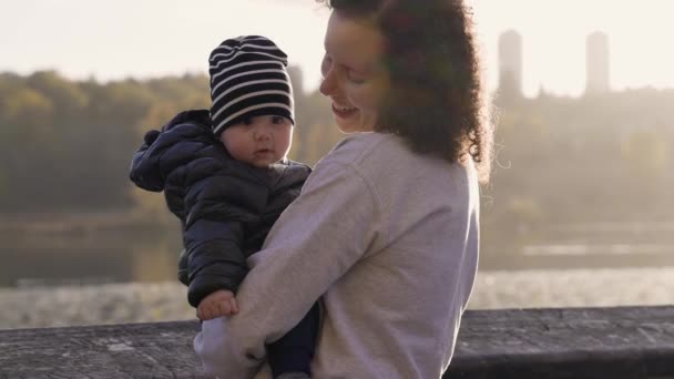 ディア湖のベイビー ボーイとの母親 バーナビー Bcカナダ サニー サンセット スローモーション 高品質の4K映像 — ストック動画