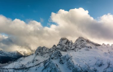 Kanada Dağ manzarası. Hava Panoramik Manzarası. Güneşli Bulutlu Gün Batımı. British Columbia, Kanada.
