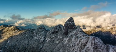 Kanada Dağ manzarası. Hava Panoramik Manzarası. Güneşli Bulutlu Gün Batımı. British Columbia, Kanada.