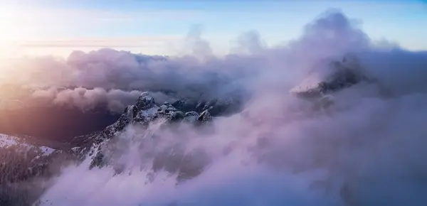 Pico Montaña Cubierto Nieve Temporada Invierno Nublado Atardecer Vista Aérea —  Fotos de Stock