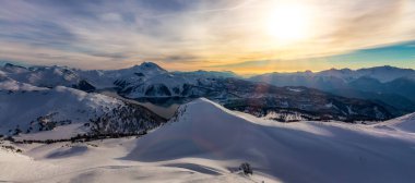 Kanada Dağ Manzarası 'nda kış manzarası. Renkli Gökyüzü. Garibaldi, Whistler, BC, Kanada.