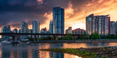 Modern City 'deki Konut Binaları. Dramatik Günbatımı. False Creek, Downtown Vancouver, BC, Kanada.