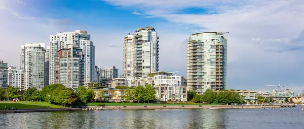 现代城市的住宅建筑 阳光灿烂的蓝天 加拿大温哥华市中心的False Creek — 图库照片