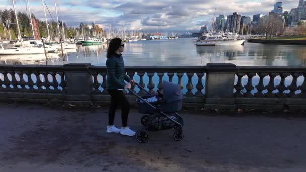 Madre Empujando Cochecito Con Bebé Malecón Stanley Park Día Soleado — Vídeo de stock
