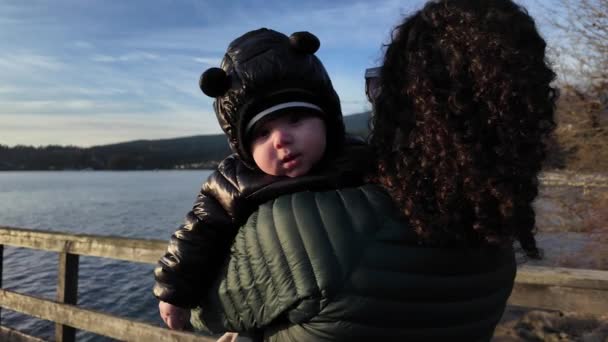 Madre Che Tiene Bambino Carino Sul Molo Giorno Autunno Soleggiato — Video Stock