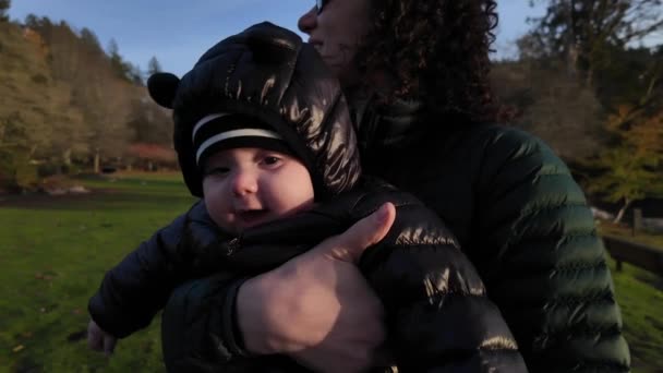 Mutter Hält Cute Baby Boy Sonnigen Herbsttag Auf Dem Pier — Stockvideo