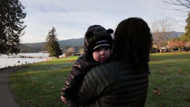 Mama Trzyma Spaceruje Słodkim Chłopcem Molo Słoneczny Dzień Jesieni Zachodnie — Wideo stockowe
