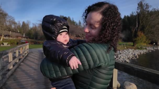 Madre Sosteniendo Lindo Bebé Pier Soleado Día Otoño Costa Oeste — Vídeo de stock