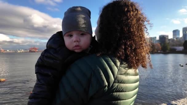 妈妈在海堤上抱着可爱的男婴 赤柱公园 阳光秋日 加拿大不列颠哥伦比亚省温哥华市中心 西海岸 高质量的4K镜头 — 图库视频影像