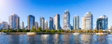 Modern City 'deki Konut Binaları. Güneşli Günbatımı. False Creek, Downtown Vancouver, BC, Kanada.