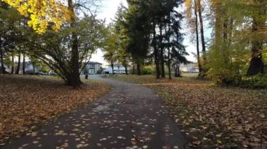 Banliyö Mahallesi 'nde Manzaralı Yürüyüş Yolu. Sonbahar sezonu, güneşli gün. Burnaby, Vancouver, British Columbia Kanada. Yüksek kalite 4k görüntü