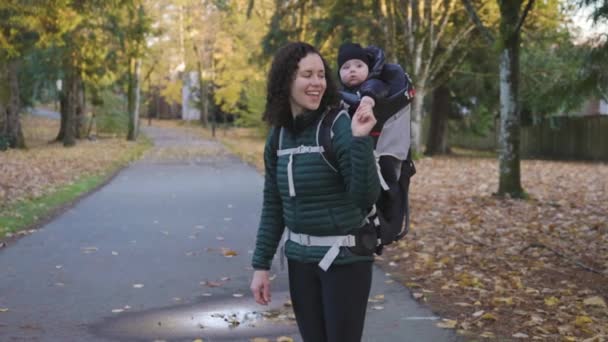 Madre Che Cammina Nel Quartiere Periferico Con Baby Carrier Stagione — Video Stock