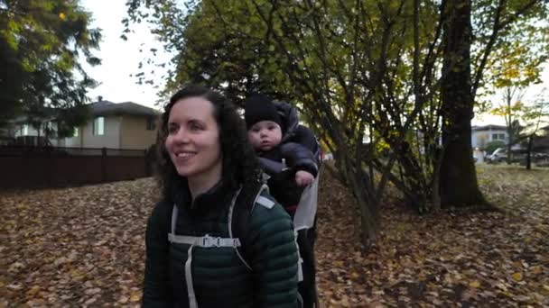 Мать Гуляющая Пригородном Районе Ребенком Carrier Осенний Сезон Burnaby Ванкувер — стоковое видео