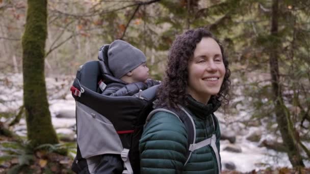 カナダの自然のバックパックキャリアで赤ちゃんとハイキング 晴れた秋の日 リンバレー ノースバンクーバー カナダ — ストック動画