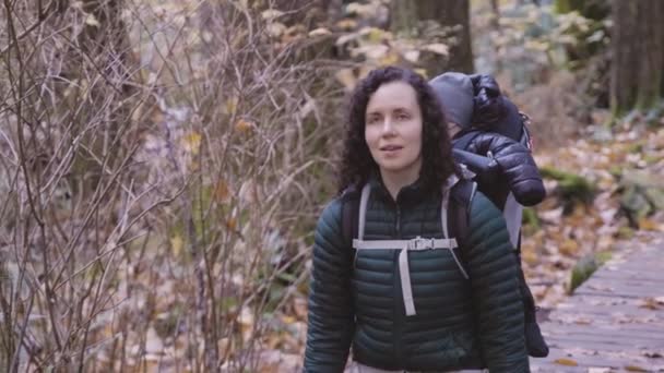 Moeder Wandelen Met Baby Rugzak Drager Canadese Natuur Zonnige Herfstdag — Stockvideo