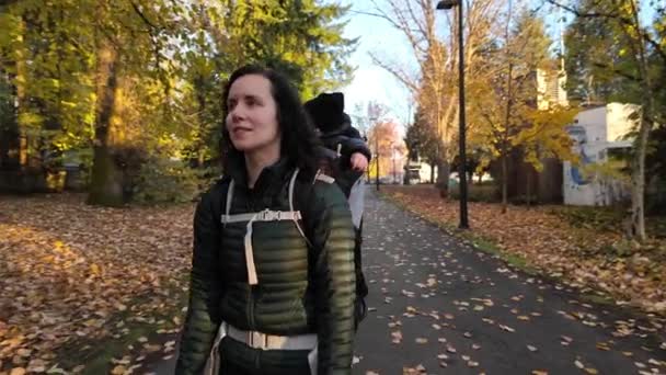母親はキャリアの赤ちゃんと郊外の近所を歩いています 秋のシーズン バーナビー バンクーバー Bcカナダ 高品質の4K映像 — ストック動画