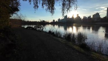Ünlü Stanley Park 'taki Kayıp Göl manzarası. Binaları olan modern bir şehir. Gün doğumu. Vancouver, British Columbia, Kanada.