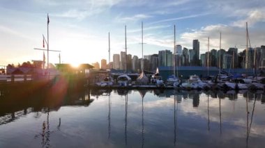 City Scape 'li limanda tekneler, Urban City' deki binalar. Sunny Sunrise, Coal Harbour, Vancouver, BC Kanada. 