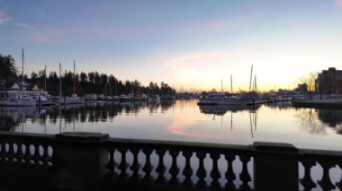 City Scape 'li limanda tekneler, Urban City' deki binalar. Sunny Sunrise, Coal Harbour, Vancouver, BC Kanada. 