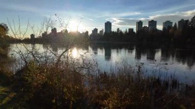 Ünlü Stanley Park 'taki Kayıp Göl manzarası. Binaları olan modern bir şehir. Gün doğumu. Vancouver, British Columbia, Kanada.