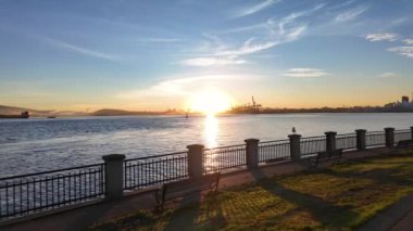 Sunny Fall Morning 'in Sahne Seawall ve Yolu. Gün doğumu. Stanley Parkı. Vancouver şehir merkezi, British Columbia Canada. Yüksek kalite 4k görüntü