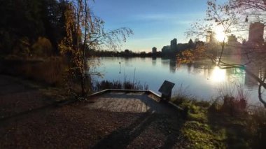 Ünlü Stanley Park 'taki Kayıp Göl manzarası. Binaları olan modern bir şehir. Gün doğumu. Vancouver, British Columbia, Kanada.