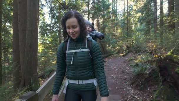 Caminhada Mãe Com Bebê Transportadora Mochilas Natureza Canadense Dia Outono — Vídeo de Stock