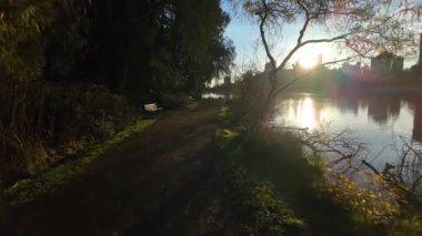 Ünlü Stanley Park 'taki Kayıp Göl manzarası. Binaları olan modern bir şehir. Gün doğumu. Vancouver, British Columbia, Kanada.
