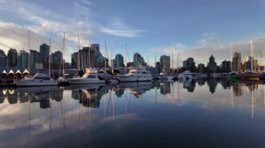 City Scape 'li limanda tekneler, Urban City' deki binalar. Güneşli Gündoğumu. Coal Harbour, Vancouver, BC Kanada. 