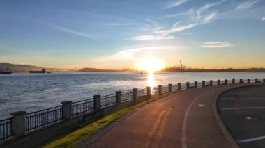Sunny Fall Morning 'in Sahne Seawall ve Yolu. Gün doğumu. Stanley Parkı. Vancouver şehir merkezi, British Columbia Canada. Yüksek kalite 4k görüntü