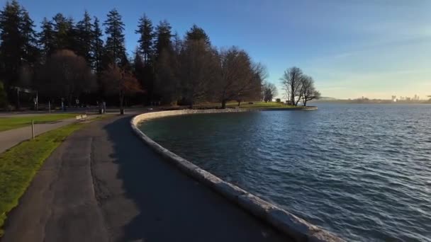 阳光普照的海堤和城市 赤柱公园煤港加拿大不列颠哥伦比亚省温哥华市中心 — 图库视频影像