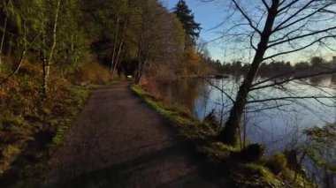 Ünlü Stanley Park 'taki Kayıp Göl manzarası. Binaları olan modern bir şehir. Gün doğumu. Vancouver, British Columbia, Kanada.